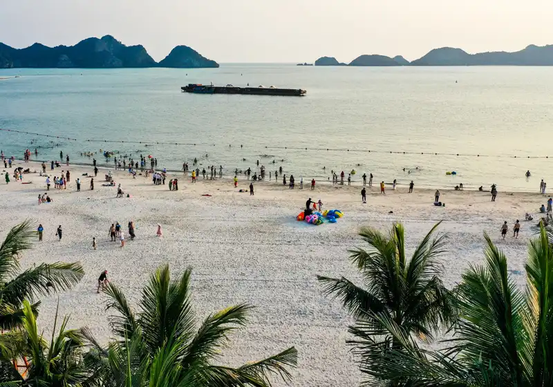 Bãi tắm trung tâm Cát Bà cuối tuần